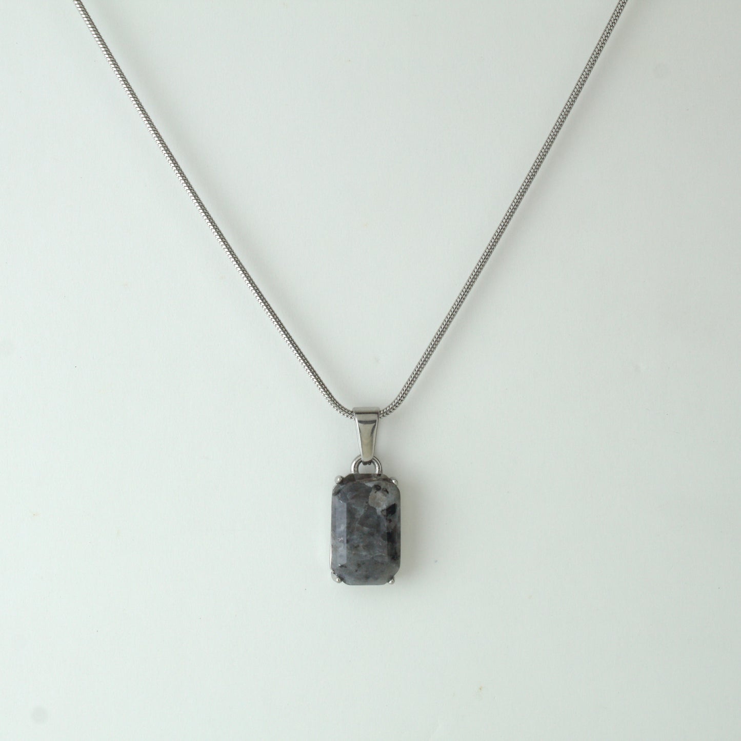 LARVAKITE PENDANT (SILVER)