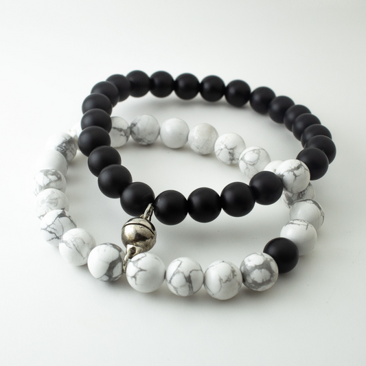 WHITE HOWLITE x MATT BLACK MAGNETIC STONE BRACELET